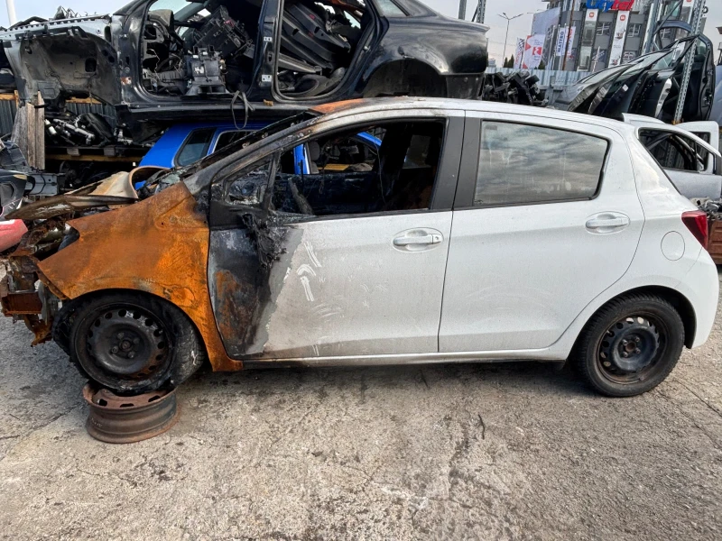 Toyota Yaris 1.3 VVTi, снимка 3 - Автомобили и джипове - 52071887