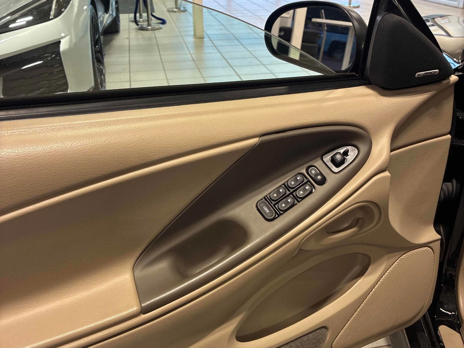 Ford Mustang 99km! showroom cond. CARFAX    | Mobile.bg   13