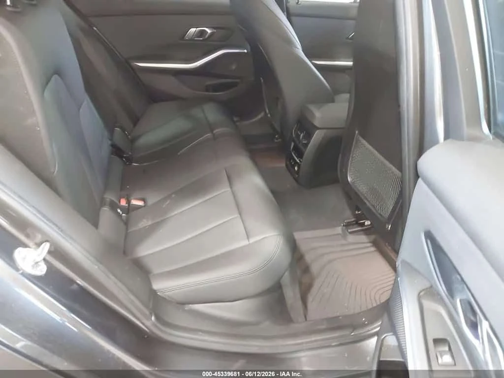 BMW 330 xDrive M SPORT | CARFAX | АВТОКРЕДИТ, снимка 13 - Автомобили и джипове - 55544109