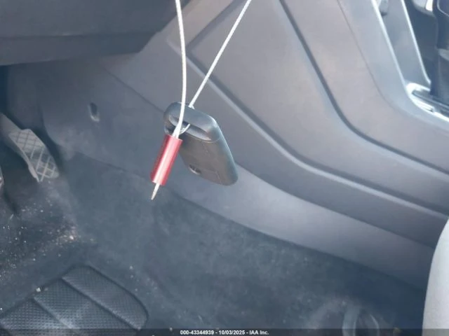 VW Tiguan 2.0T S, снимка 11 - Автомобили и джипове - 53392542