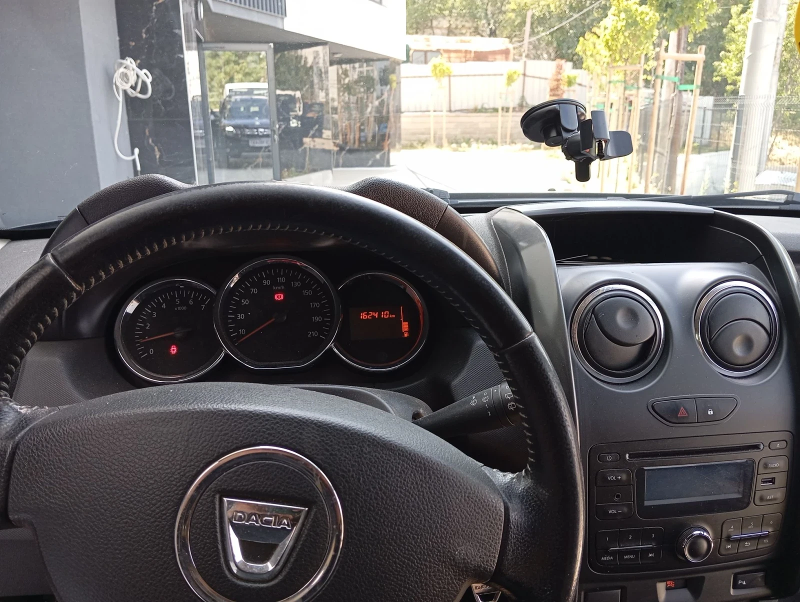 Dacia Duster 1.6 Бензин/Газ, снимка 9 - Автомобили и джипове - 55904990