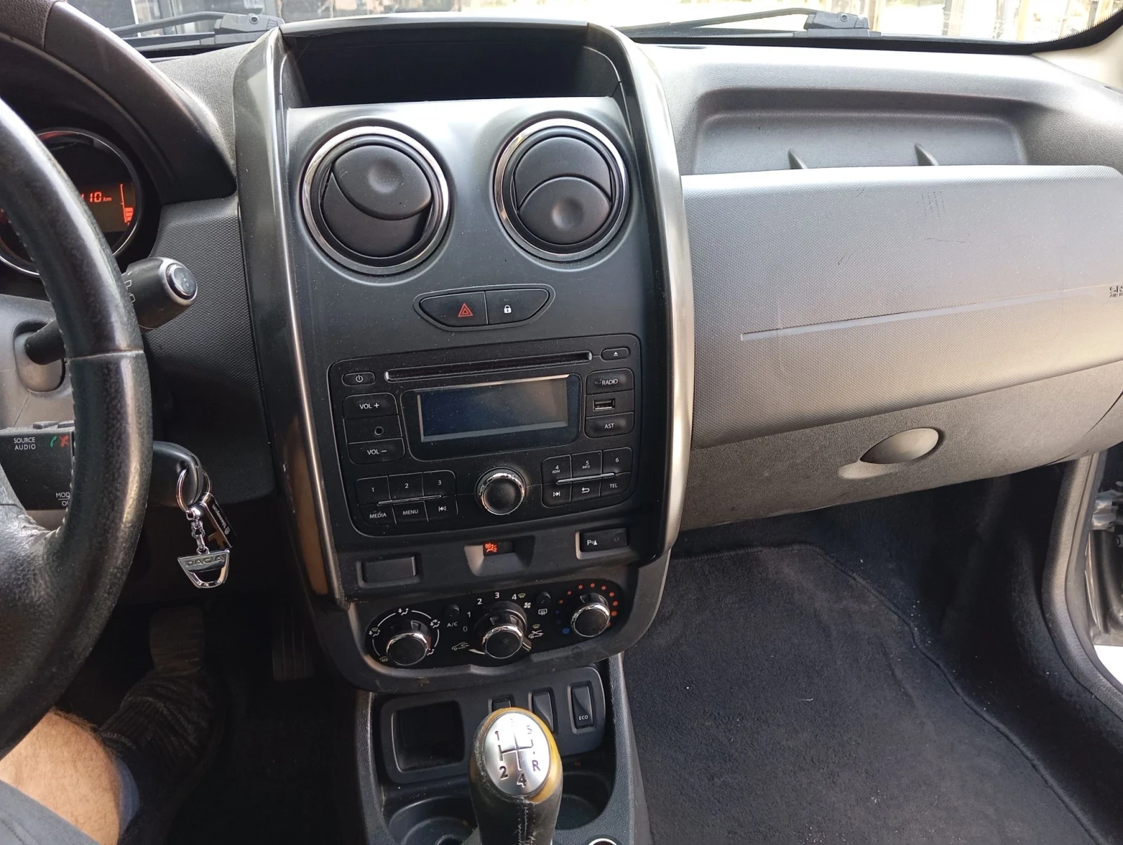 Dacia Duster 1.6 Бензин/Газ, снимка 11 - Автомобили и джипове - 55904990