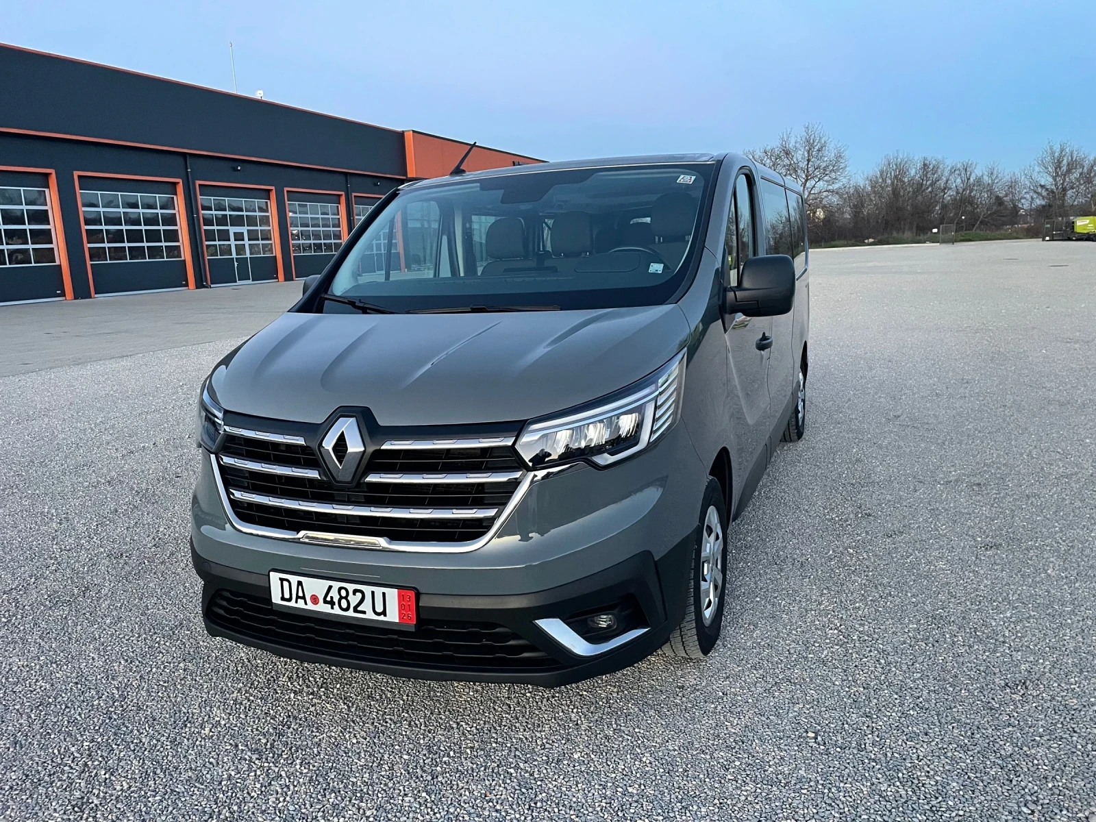Renault Trafic, снимка 8 - Бусове и автобуси - 56132796