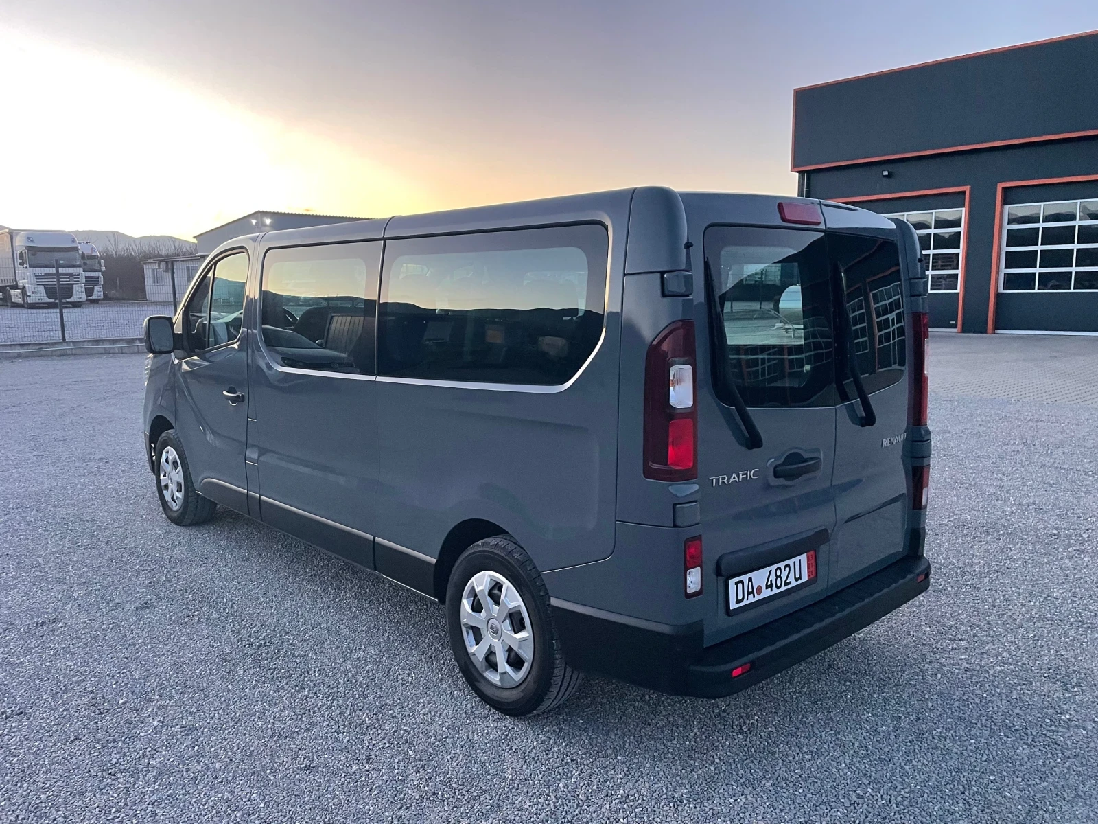 Renault Trafic, снимка 7 - Бусове и автобуси - 56132796