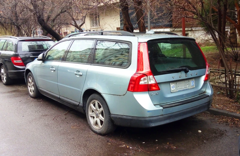 Volvo V70 D5, снимка 2 - Автомобили и джипове - 47703144