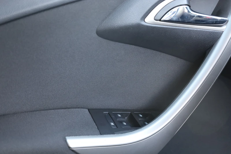 Opel Astra 1.4 Turbo , снимка 8 - Автомобили и джипове - 53139459