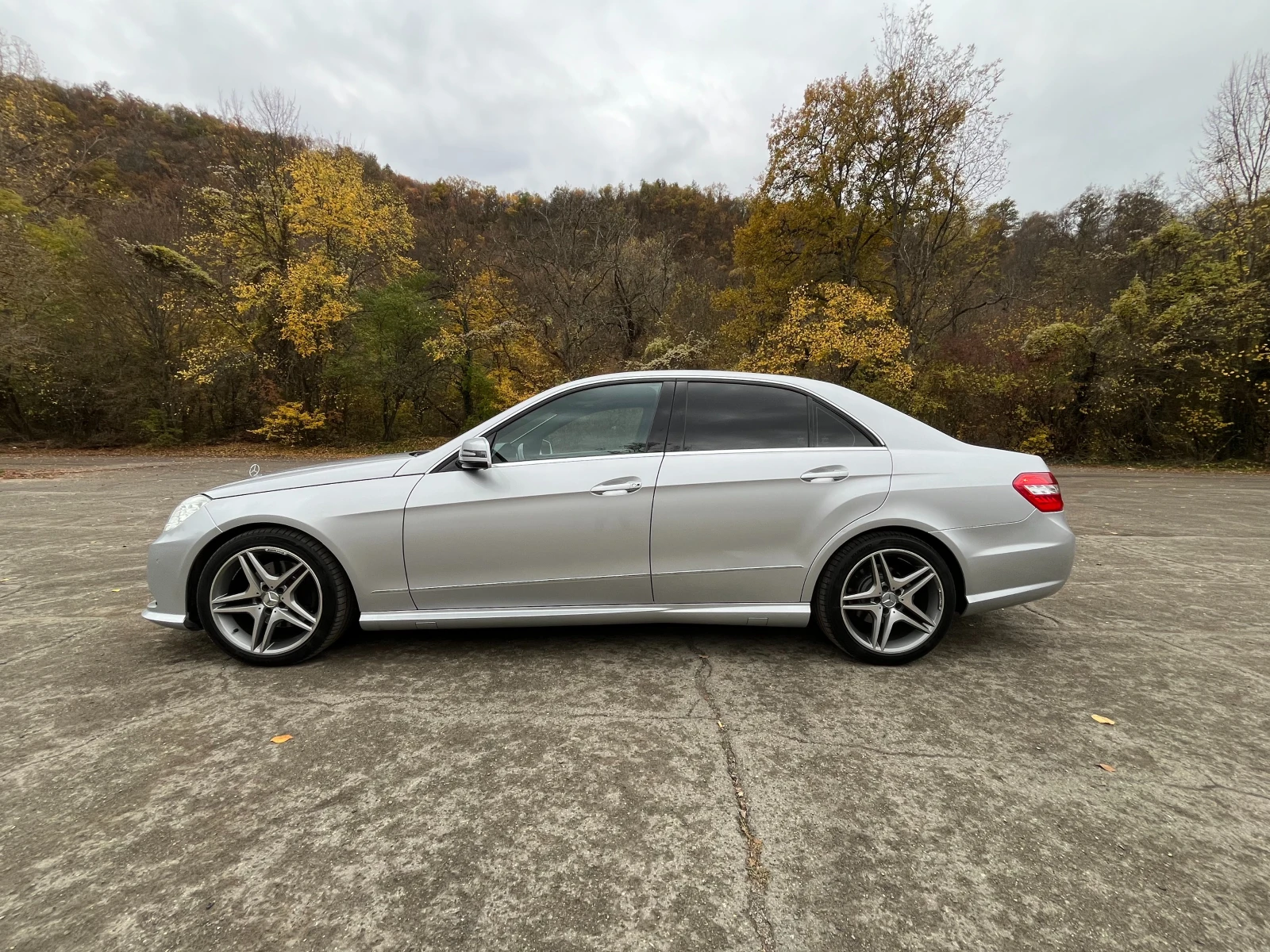 Mercedes-Benz E 220 AMG/7G plus/Facelift, снимка 2 - Автомобили и джипове - 54140611