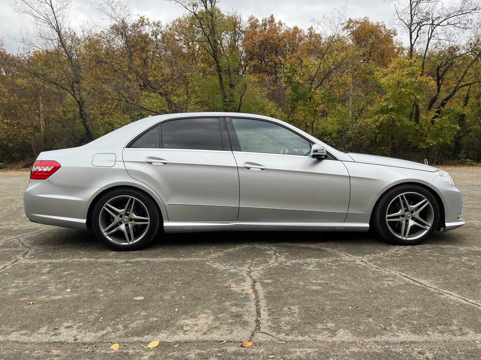 Mercedes-Benz E 220 AMG/7G plus/Facelift, снимка 6 - Автомобили и джипове - 54140611