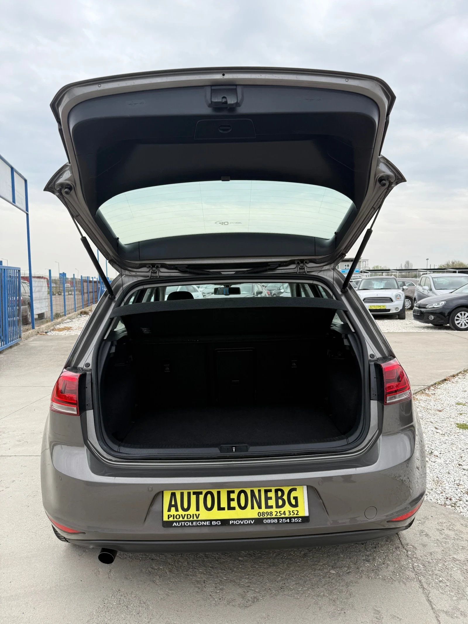 VW Golf 1.6 TDi HIGHLINE, снимка 14 - Автомобили и джипове - 54218532