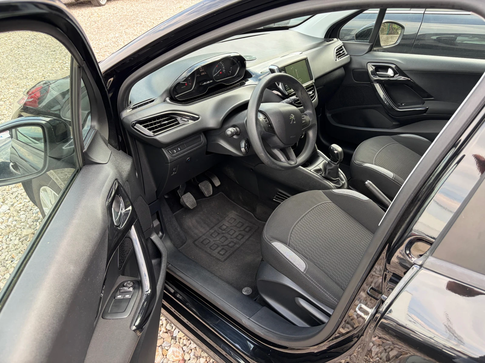 Peugeot 208 1.2 i GAZ, снимка 4 - Автомобили и джипове - 55007130