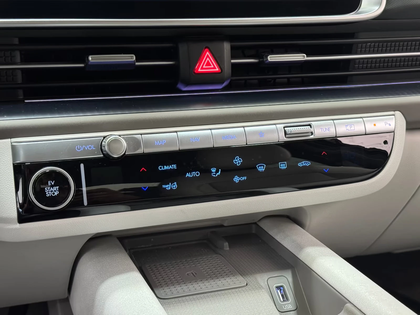 Hyundai Ioniq 6 UNIQ/325HP/4WD/360/BOSE/DIGI/HUD/MEMO/515q, снимка 12 - Автомобили и джипове - 55363941