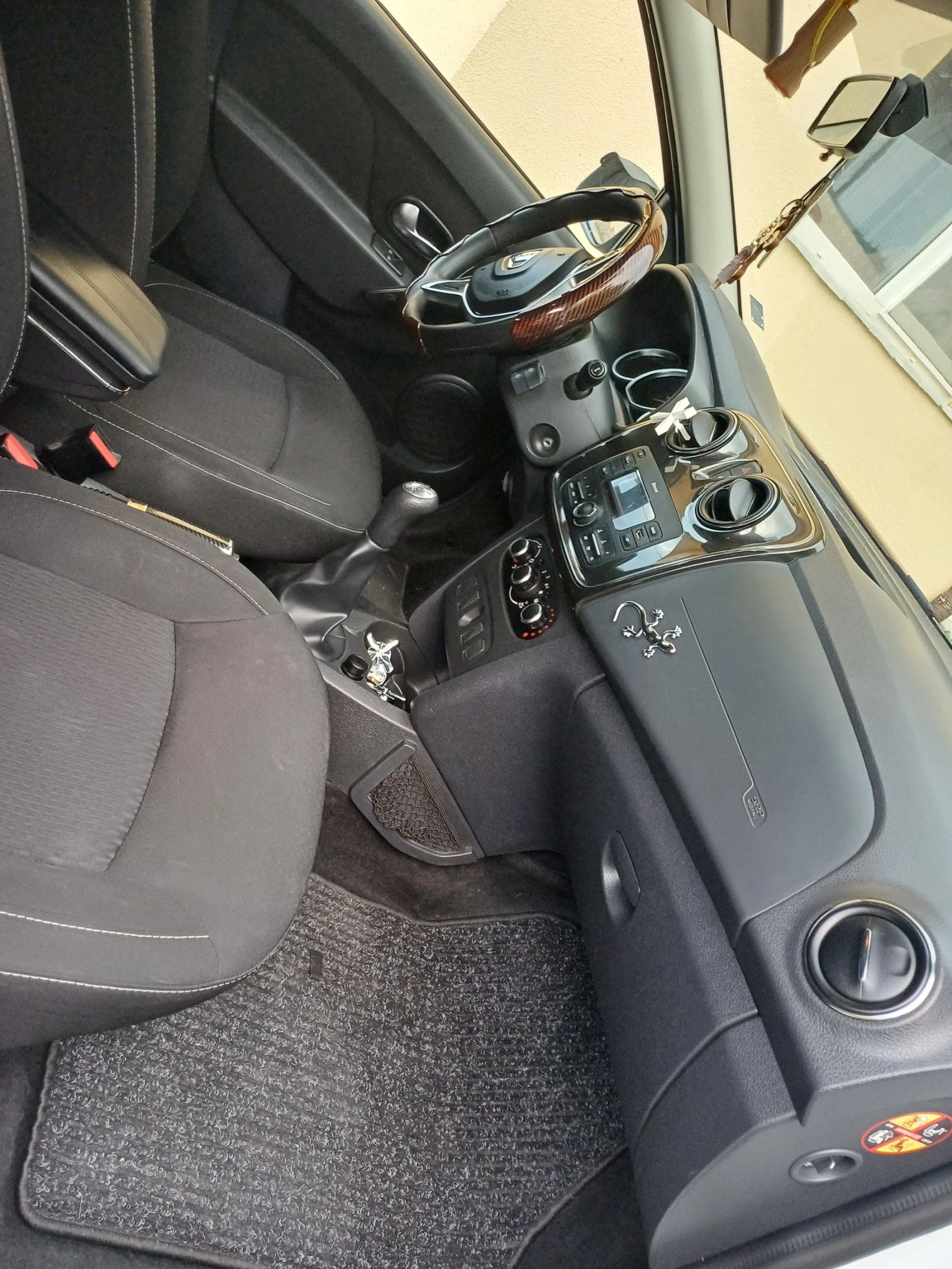 Dacia Logan, снимка 10 - Автомобили и джипове - 55715343