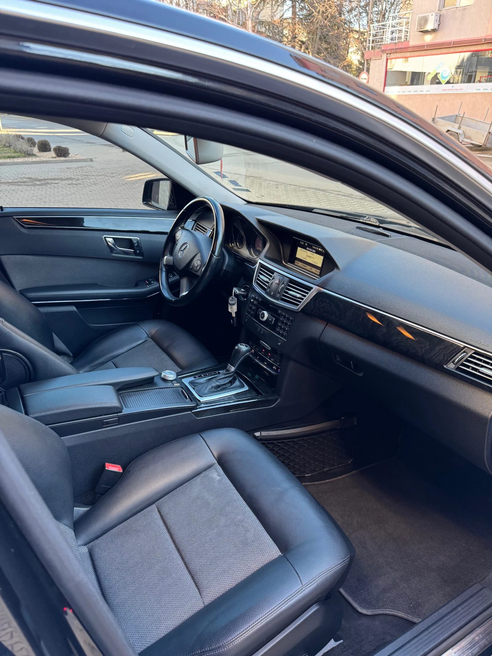 Mercedes-Benz E 220, снимка 9 - Автомобили и джипове - 55836370