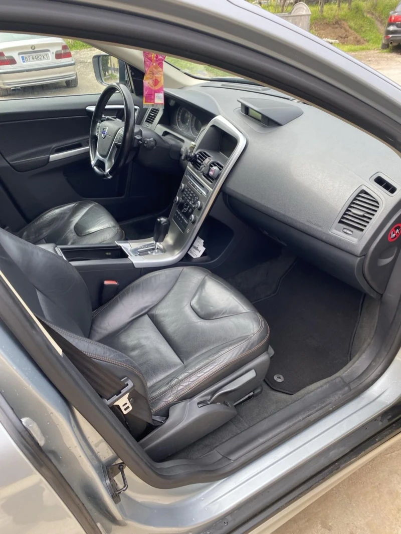 Volvo XC60 2.4D автоматик нави, снимка 8 - Автомобили и джипове - 52674967