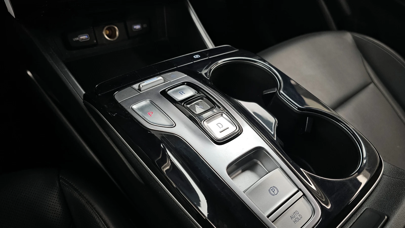 Hyundai Tucson 2.0 CRDI / АВТОМАТИК / СЕРВИЗНА ИСТОРИЯ !!! - изображение 9