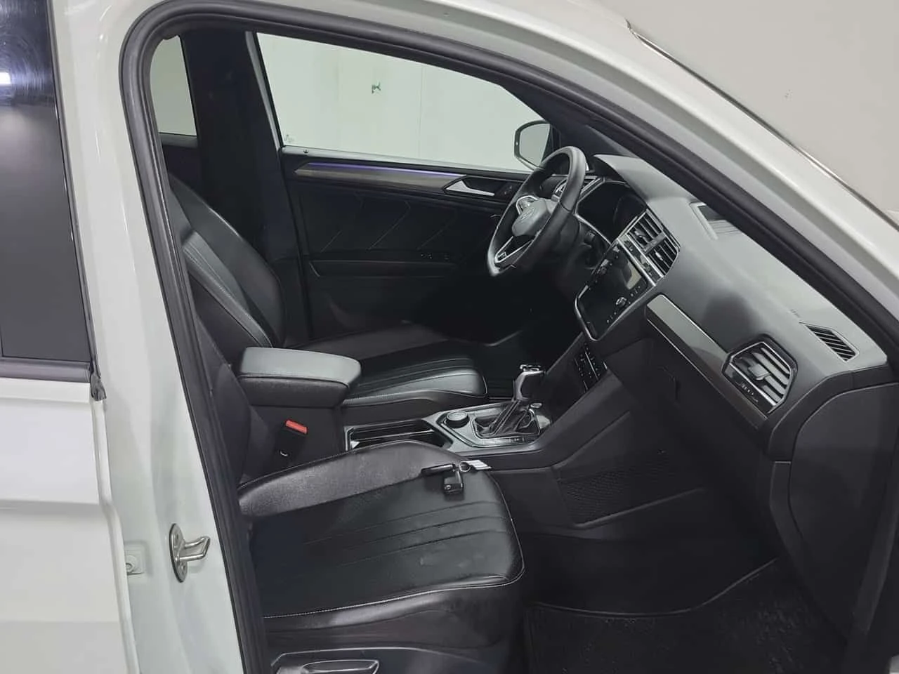 VW Tiguan * Comfortline R Line Black Edition * , снимка 11 - Автомобили и джипове - 54219417