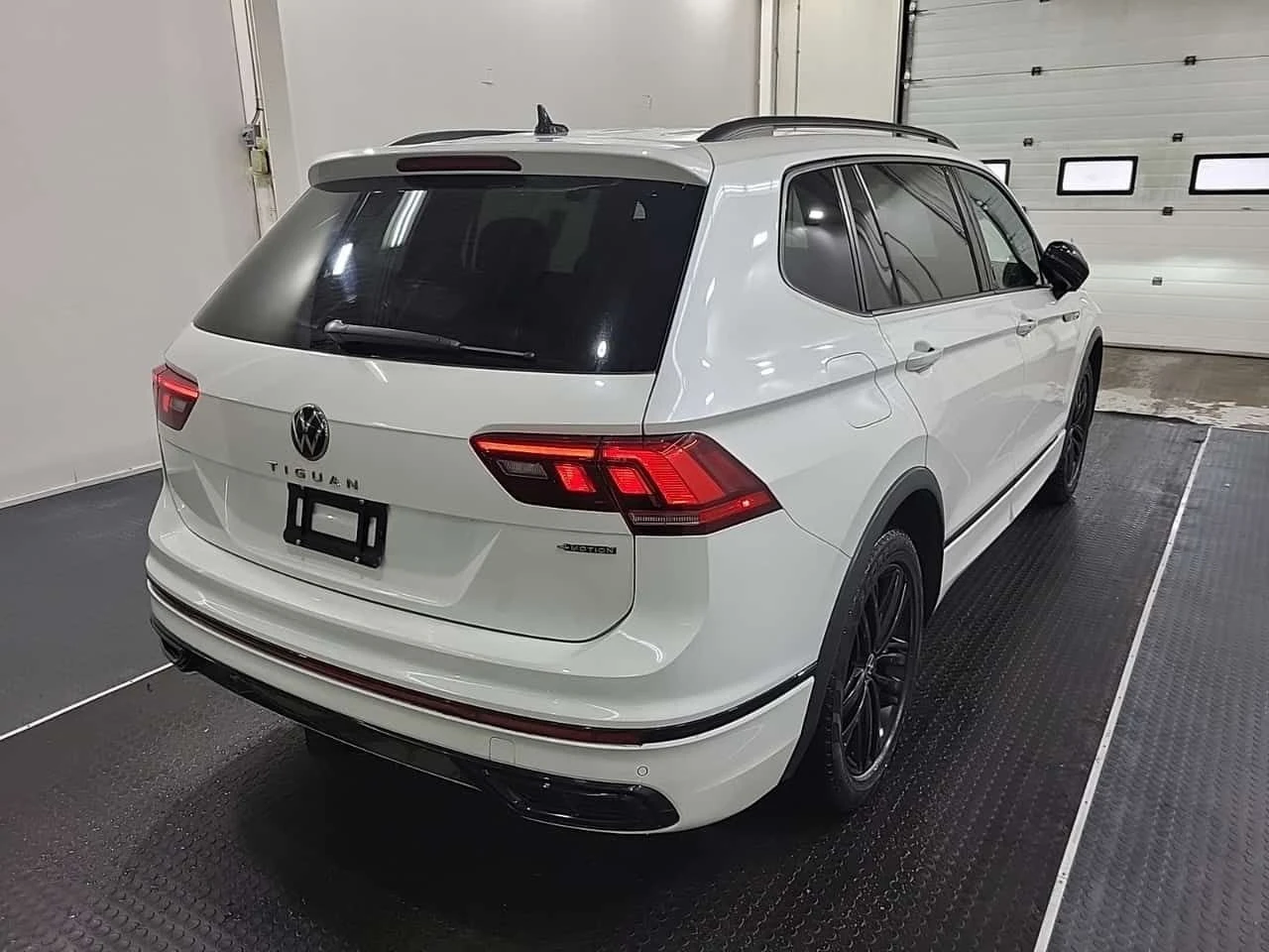 VW Tiguan * Comfortline R Line Black Edition * , снимка 2 - Автомобили и джипове - 54219417