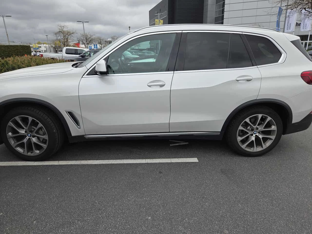 BMW X5 xDrive40i/360 КАМЕРИ/ПАНОРАМА/ОТ ПРЕДСТАВИТЕЛСТВО, снимка 3 - Автомобили и джипове - 54359267