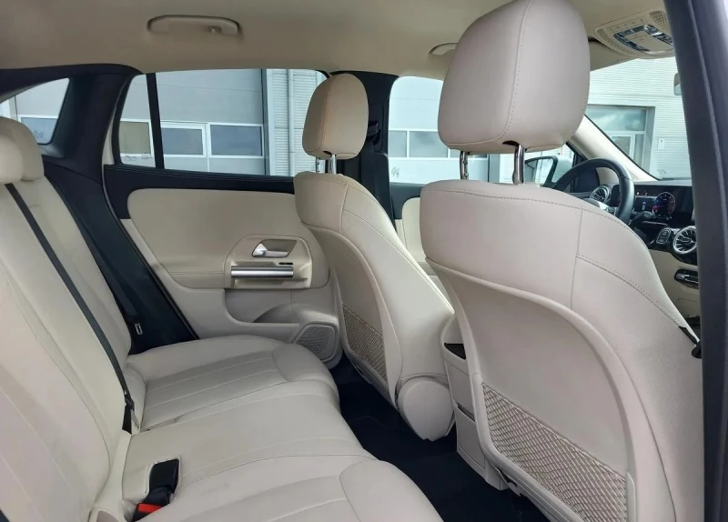 Mercedes-Benz GLA 180, снимка 9 - Автомобили и джипове - 52549370