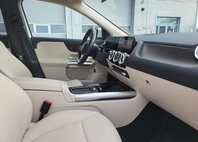 Mercedes-Benz GLA 180, снимка 8 - Автомобили и джипове - 52549370