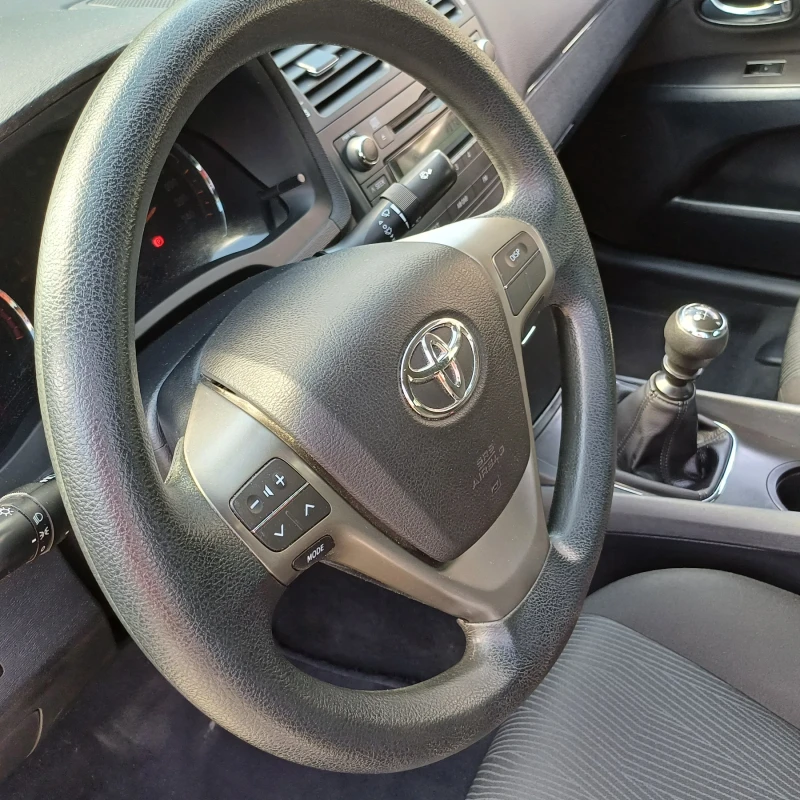 Toyota Avensis 132к.с Бензин Седан , снимка 14 - Автомобили и джипове - 53472955
