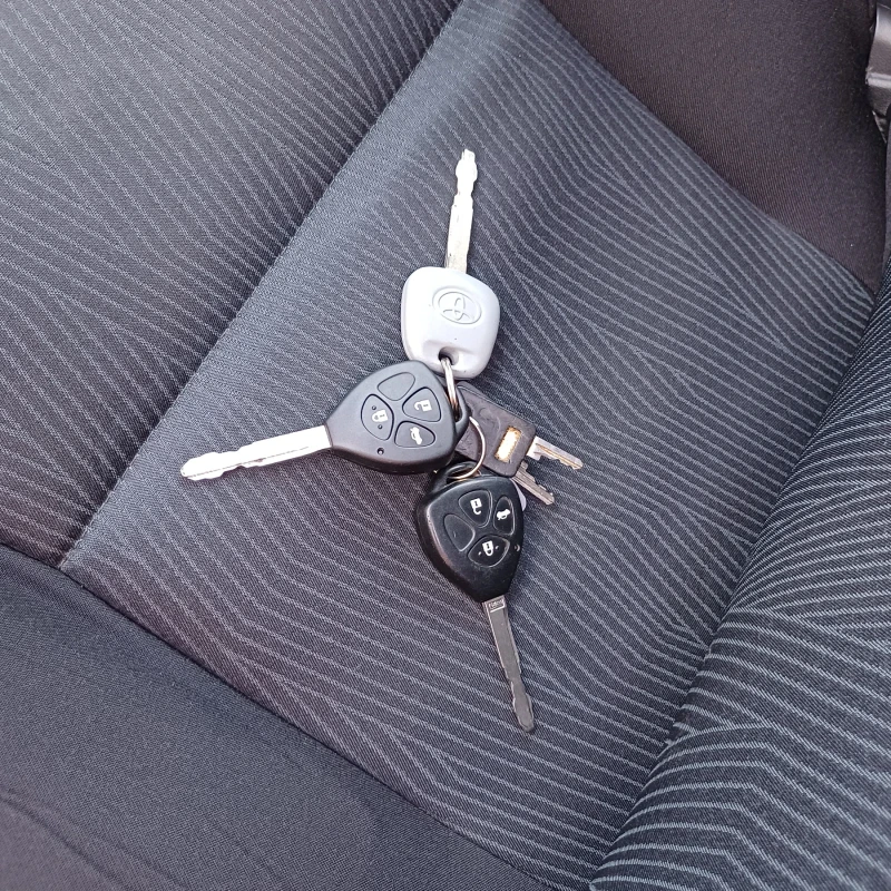 Toyota Avensis 132к.с Бензин Седан , снимка 15 - Автомобили и джипове - 53472955