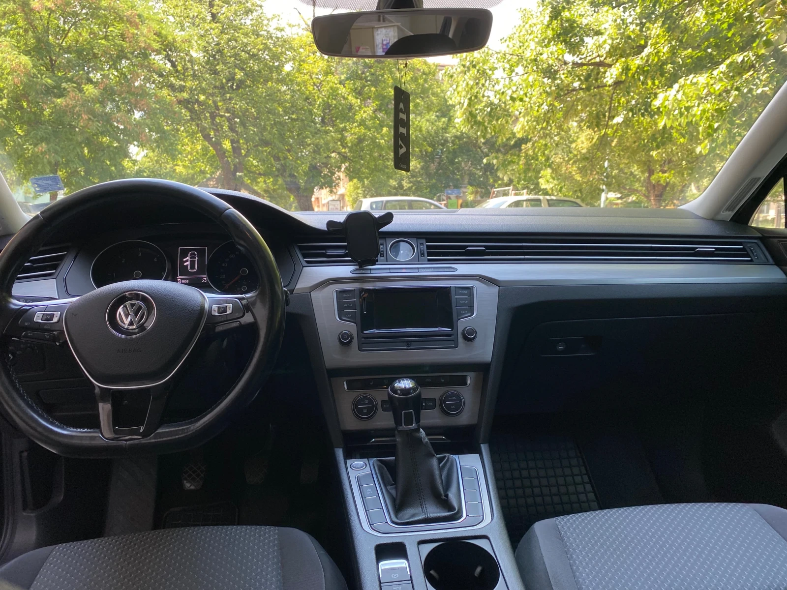 VW Passat 1.6 TDI | Черен | Обслужен - изображение 9