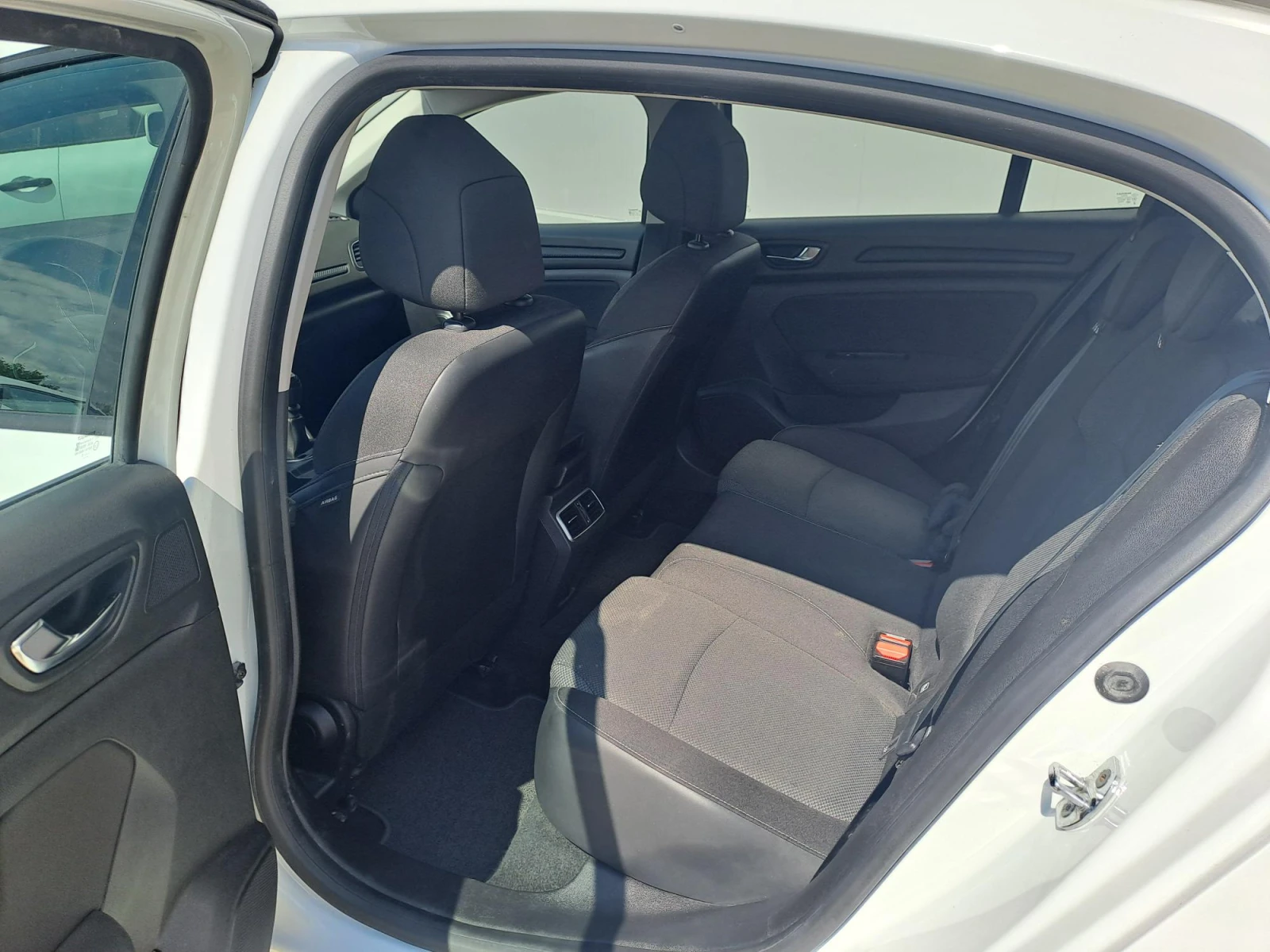 Renault Megane 1.3 TCe Life 140к.с. Супер Лятна разпродажба, снимка 7 - Автомобили и джипове - 55664082