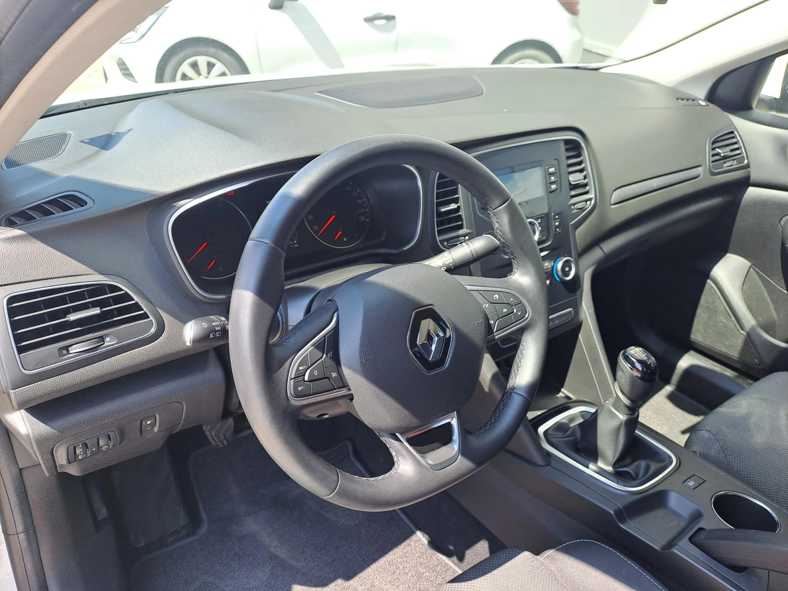 Renault Megane 1.3 TCe Life 140к.с. Супер Лятна разпродажба, снимка 9 - Автомобили и джипове - 55664082