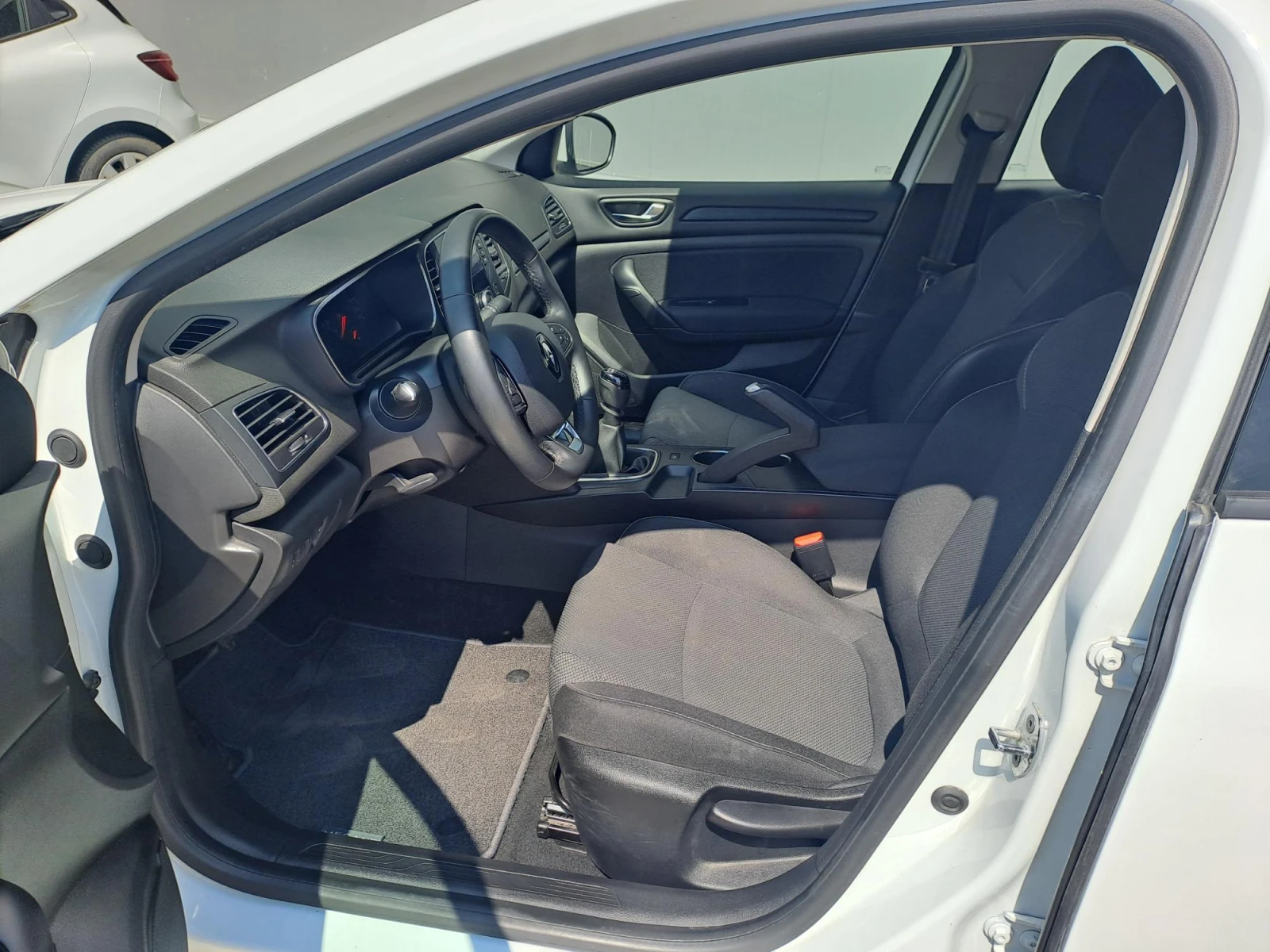 Renault Megane 1.3 TCe Life 140к.с. Супер Лятна разпродажба, снимка 8 - Автомобили и джипове - 55664082