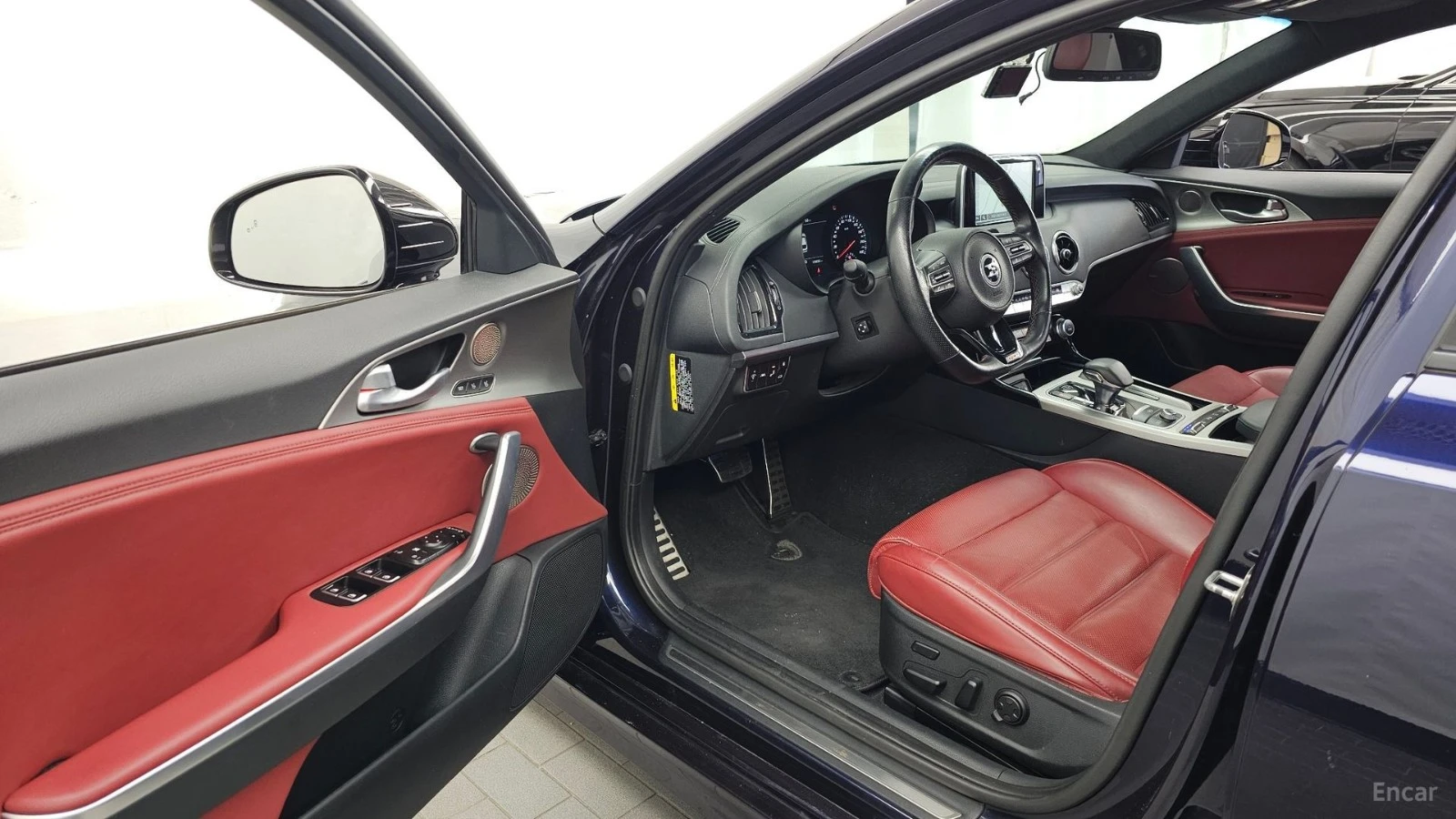 Kia Stinger 3.3 GT - DISTRONIC - HUD - ОБДУХ - LEXICON -360CAM, снимка 10 - Автомобили и джипове - 56113772
