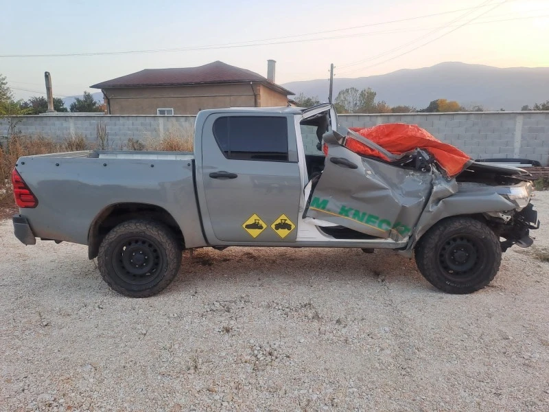 Toyota Hilux 2.4D4D, снимка 2 - Автомобили и джипове - 46560724