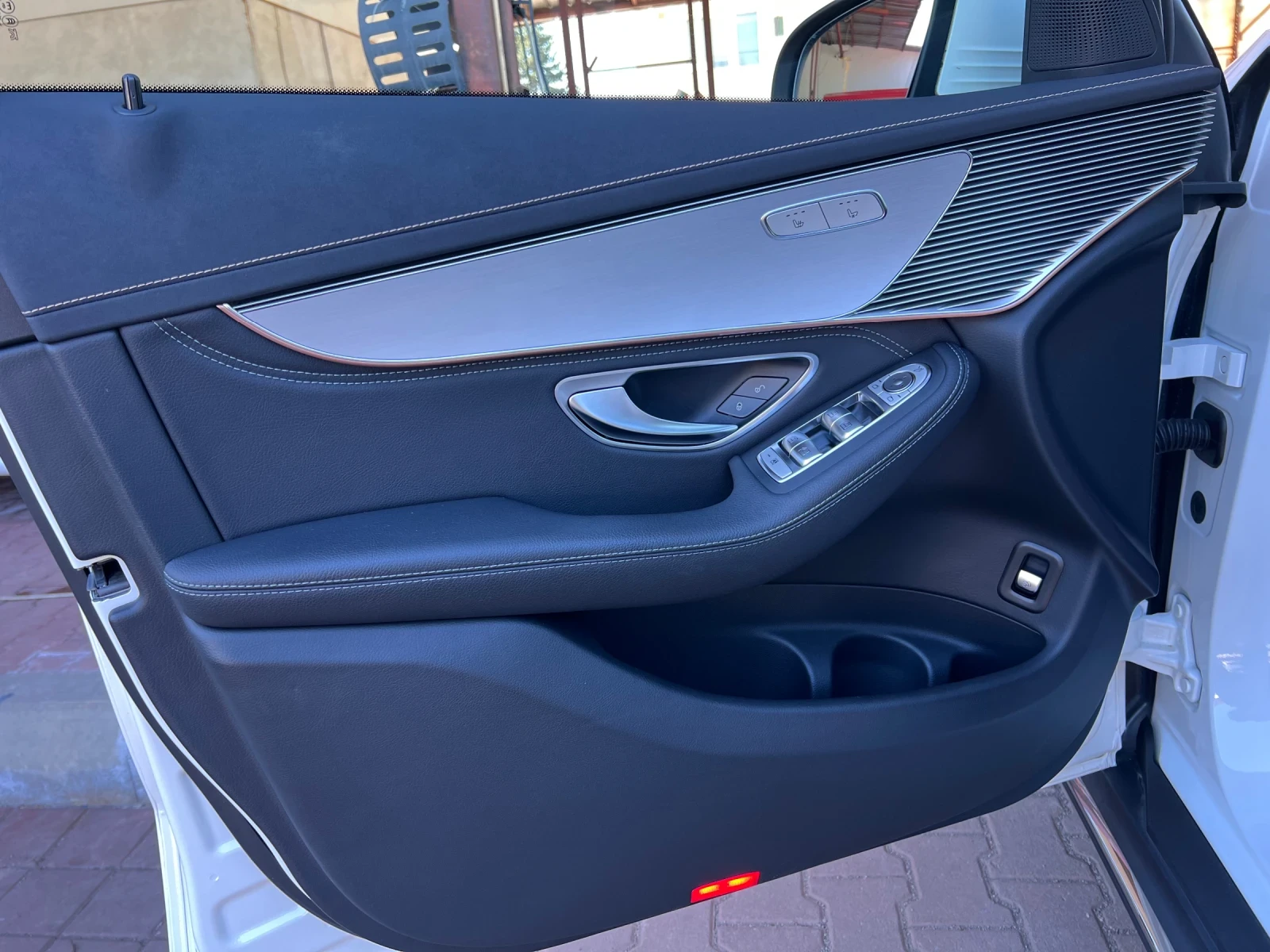 Mercedes-Benz EQC 400 AMG* 4MATIC* 2022* Distronik* , снимка 13 - Автомобили и джипове - 53878295