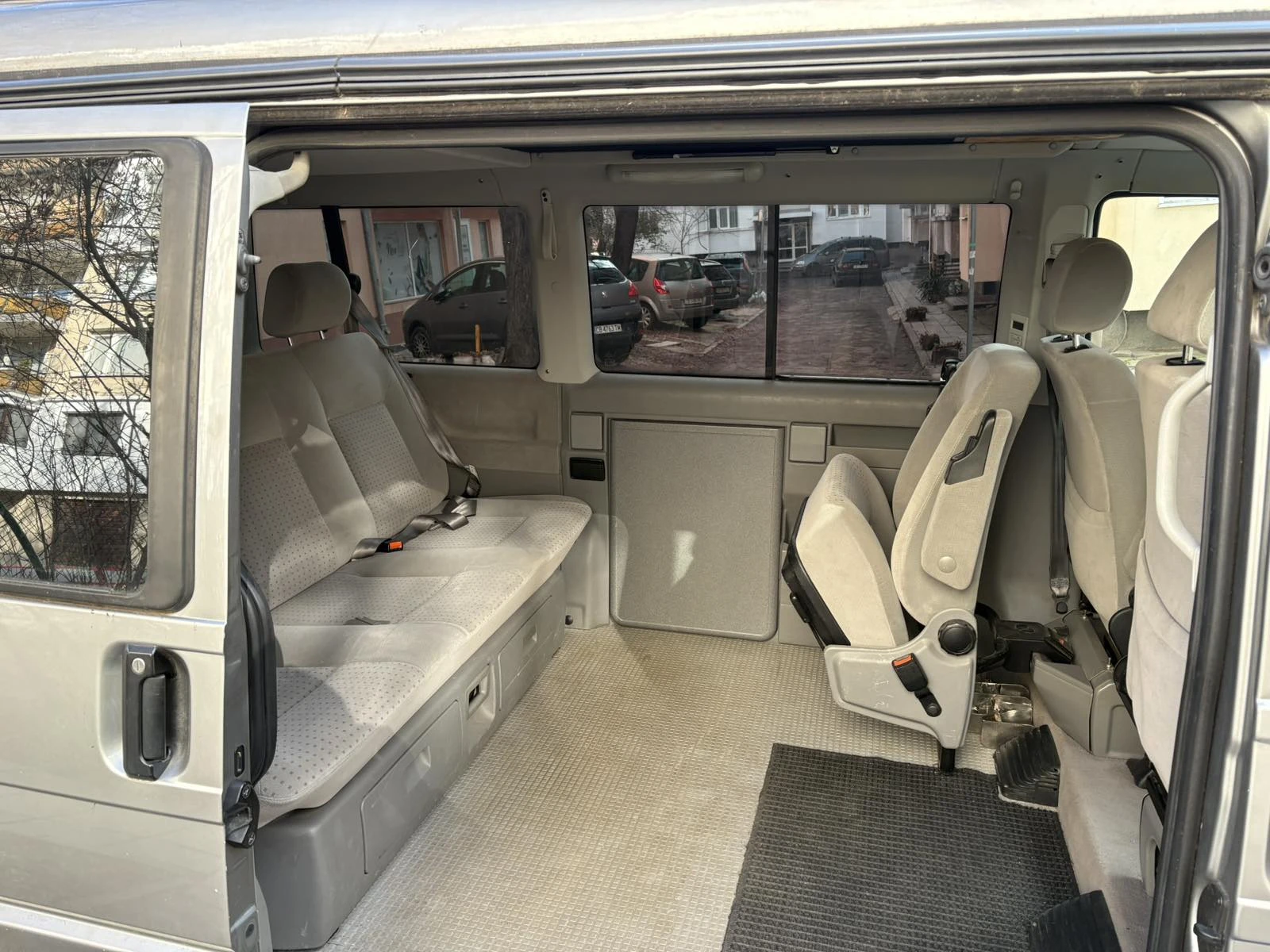 VW Multivan 2.5i-КЕМПЕР, снимка 10 - Бусове и автобуси - 54030396