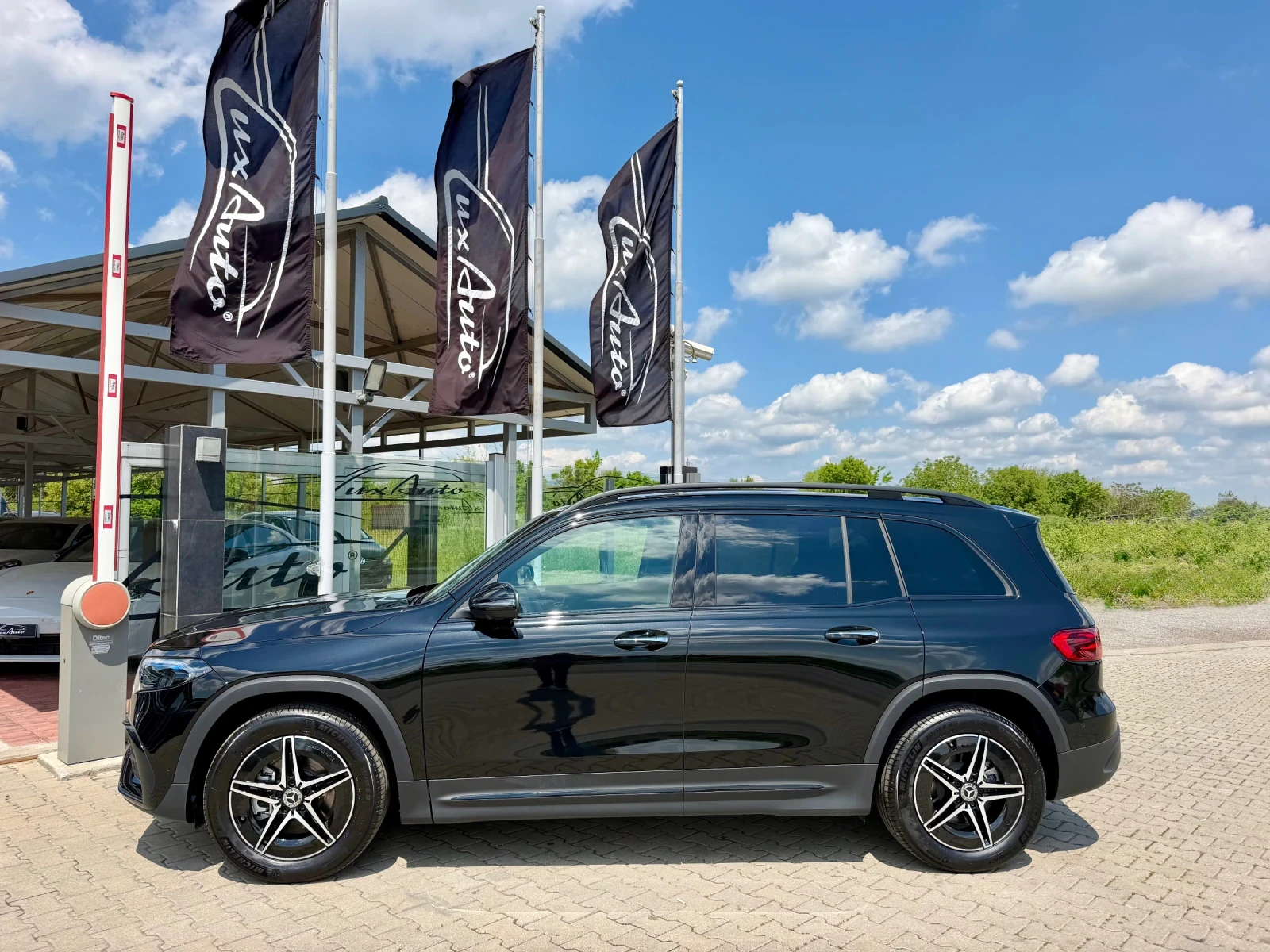 Mercedes-Benz EQB 350#4MAT#FACELIFT#AMG#H&K#HEADUP#360* CAM#DISTR#, снимка 6 - Автомобили и джипове - 54496562