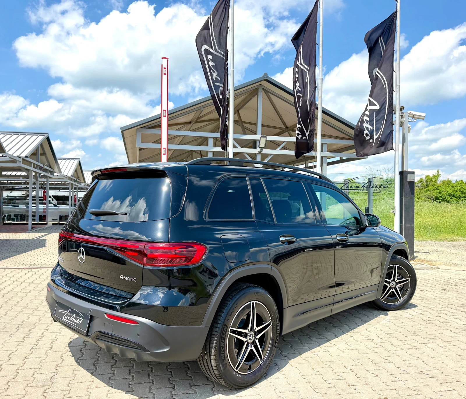 Mercedes-Benz EQB 350#4MAT#FACELIFT#AMG#H&K#HEADUP#360* CAM#DISTR#, снимка 4 - Автомобили и джипове - 54496562