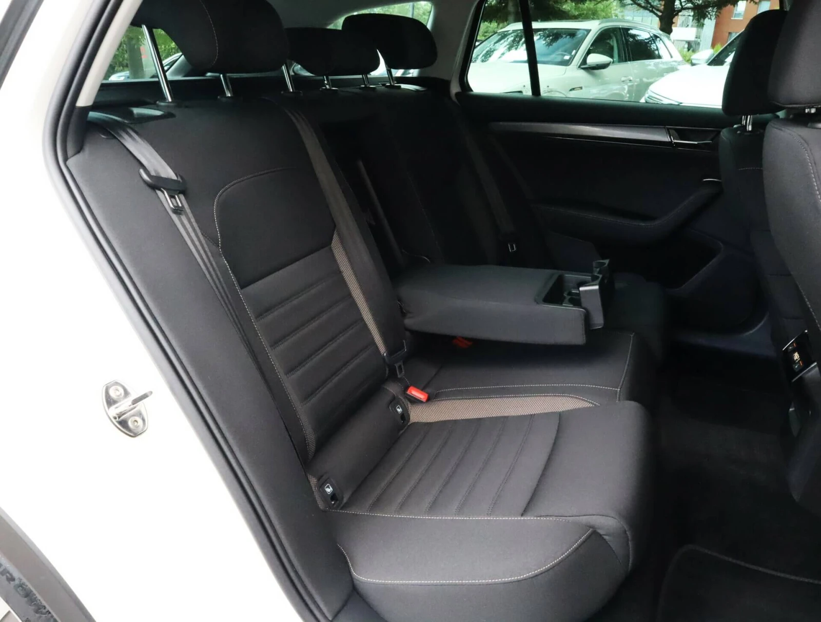 Skoda Superb 2.0TDI/4X4 Scout/DSG/Подгрев/Камера/Virtual/Distro, снимка 9 - Автомобили и джипове - 55235546
