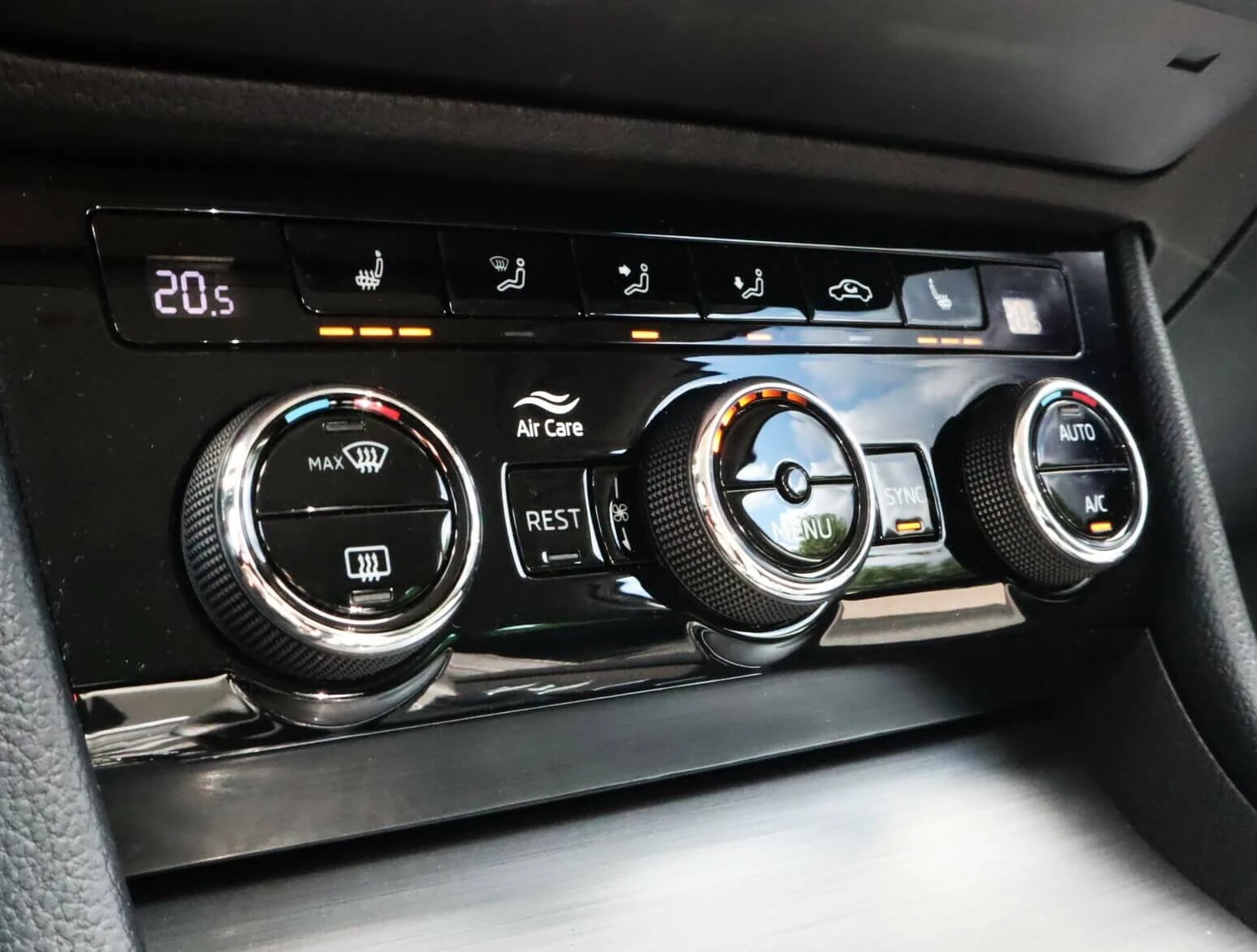 Skoda Superb 2.0TDI/4X4 Scout/DSG/Подгрев/Камера/Virtual/Distro, снимка 11 - Автомобили и джипове - 55235546