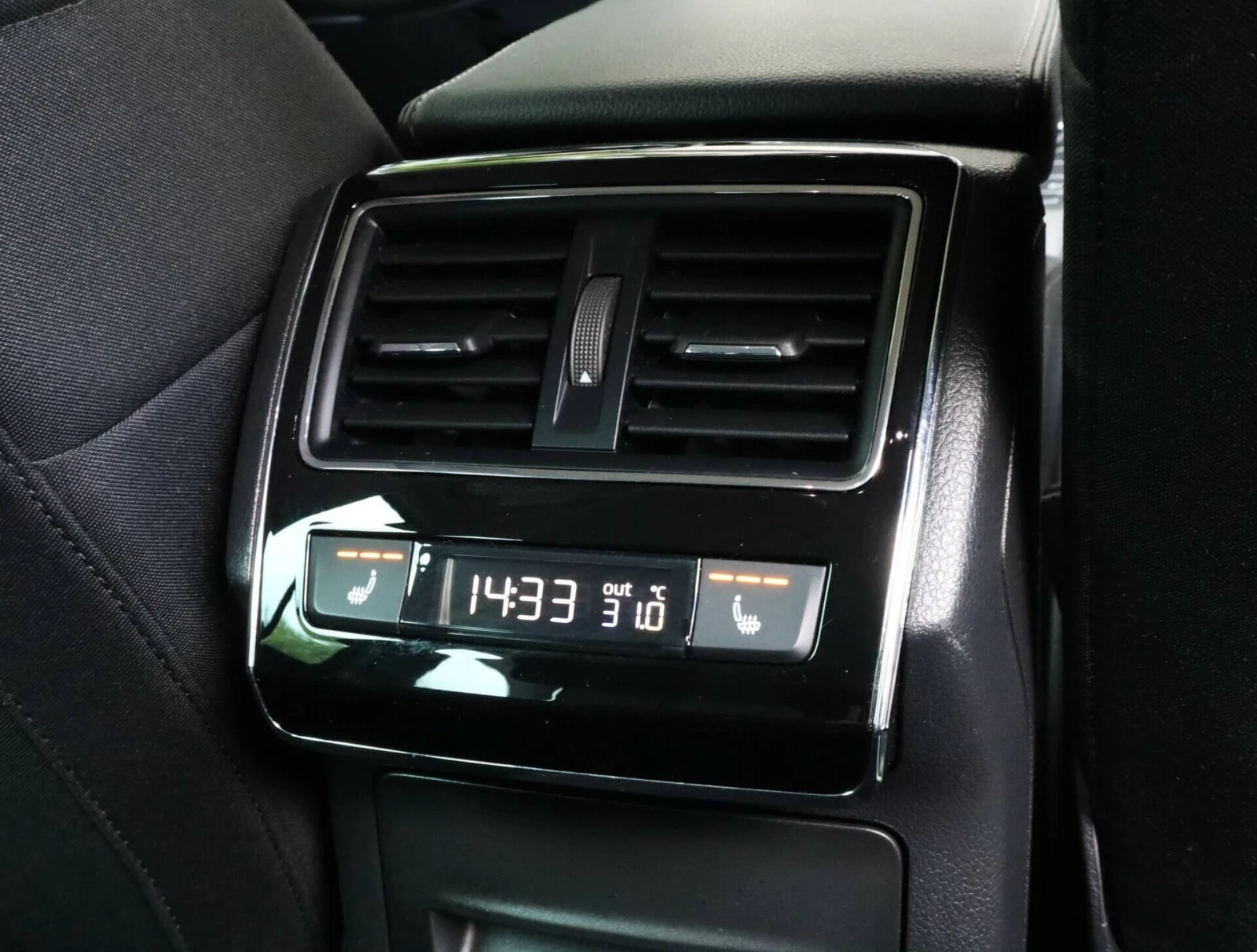 Skoda Superb 2.0TDI/4X4 Scout/DSG/Подгрев/Камера/Virtual/Distro, снимка 13 - Автомобили и джипове - 55235546