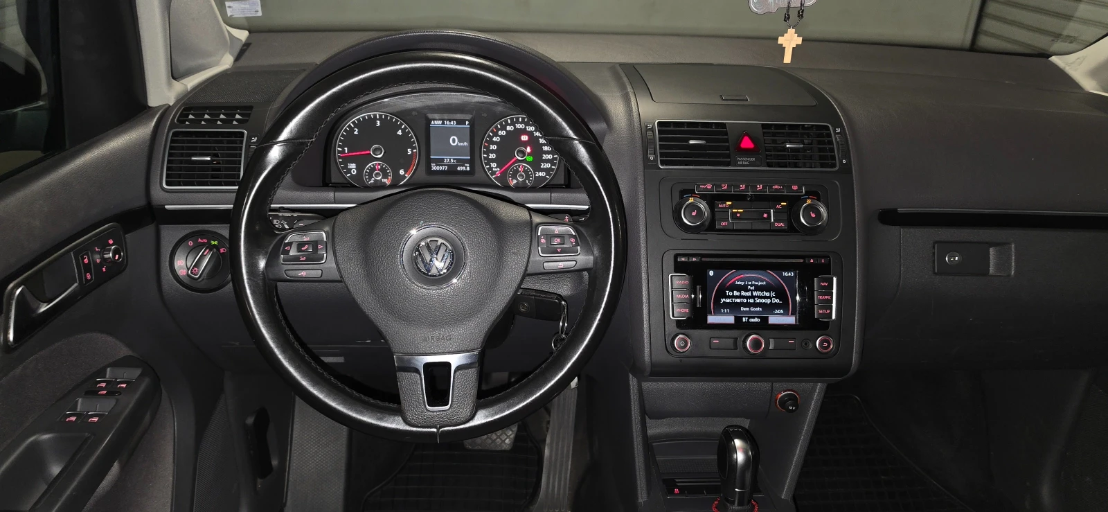 VW Touran, снимка 8 - Автомобили и джипове - 55449374