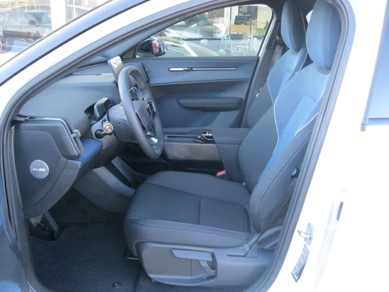 Volvo EX30 TWIN-PLUS/428HP/ACC/AMBI/BSA/CPLAY/L.ASS/DAB/972f, снимка 8 - Автомобили и джипове - 52725703