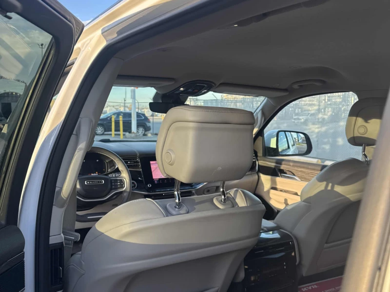 Jeep Grand Wagoneer CARFAX* АВТОФИНАНСИРАНЕ БЕЗ ПЪРВОНАЧАЛНА ВНОСКА, снимка 16 - Автомобили и джипове - 53056031