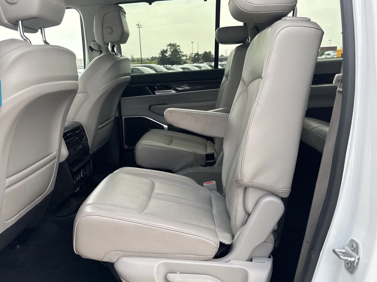 Jeep Grand Wagoneer CARFAX* ��������������� ��� ������������ ������ | Mobile.bg � ����������� 11