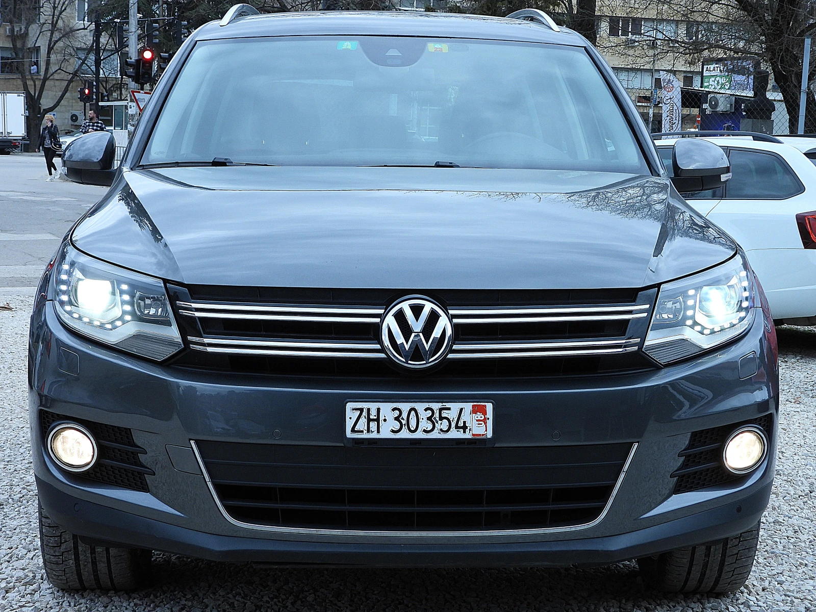 VW Tiguan 2.0ШВЕЙЦАРИЯ-САМОПАРКИРАНЕ/НАВИ/LANE ASSIST/LED, снимка 2 - Автомобили и джипове - 53892748