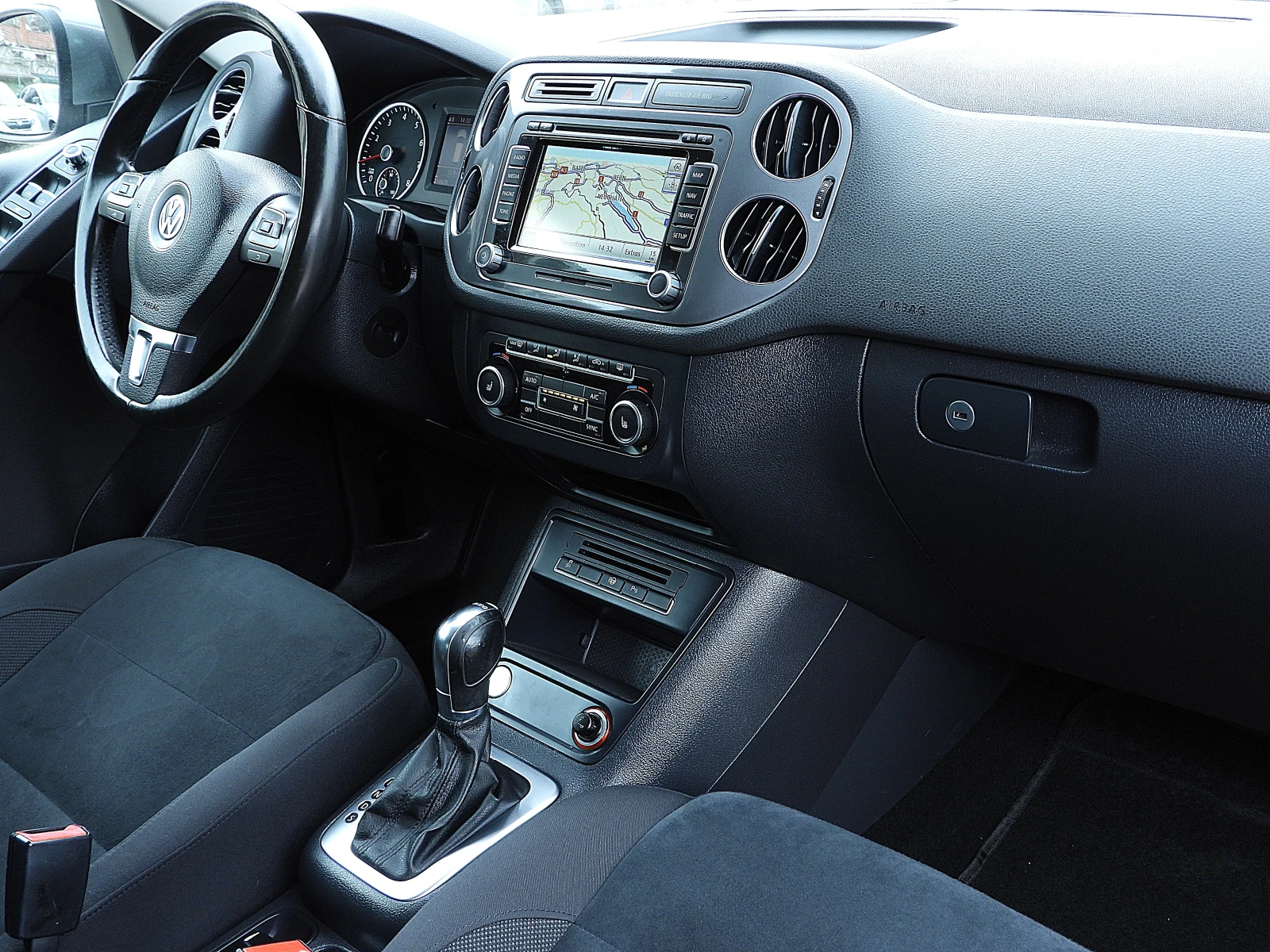 VW Tiguan 2.0ШВЕЙЦАРИЯ-САМОПАРКИРАНЕ/НАВИ/LANE ASSIST/LED, снимка 14 - Автомобили и джипове - 53892748