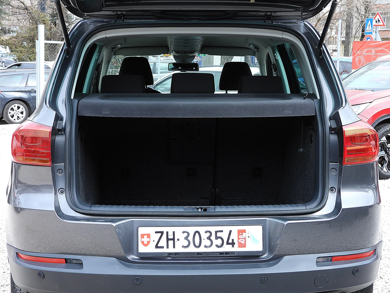 VW Tiguan 2.0ШВЕЙЦАРИЯ-САМОПАРКИРАНЕ/НАВИ/LANE ASSIST/LED, снимка 6 - Автомобили и джипове - 53892748