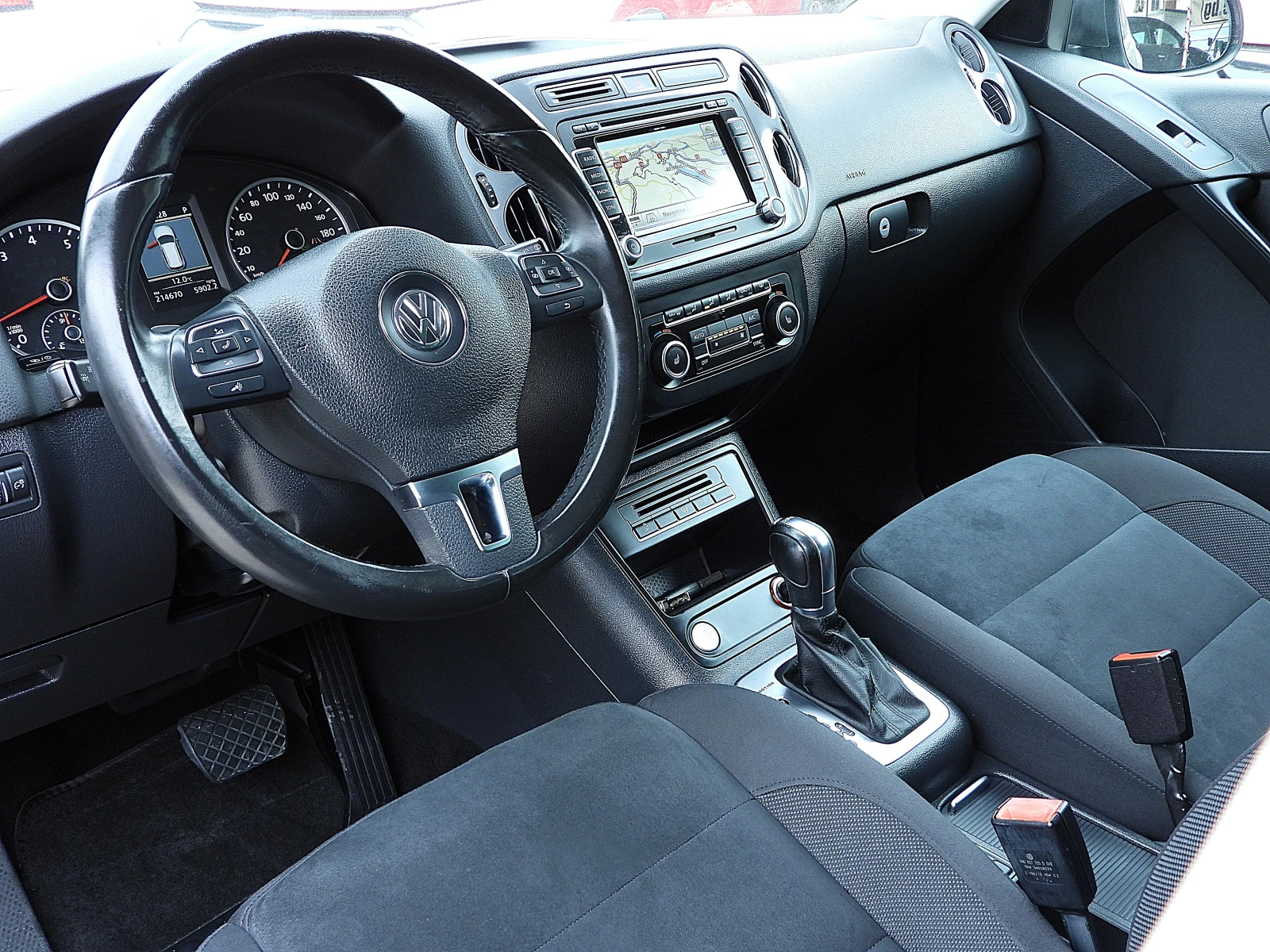 VW Tiguan 2.0ШВЕЙЦАРИЯ-САМОПАРКИРАНЕ/НАВИ/LANE ASSIST/LED, снимка 9 - Автомобили и джипове - 53892748