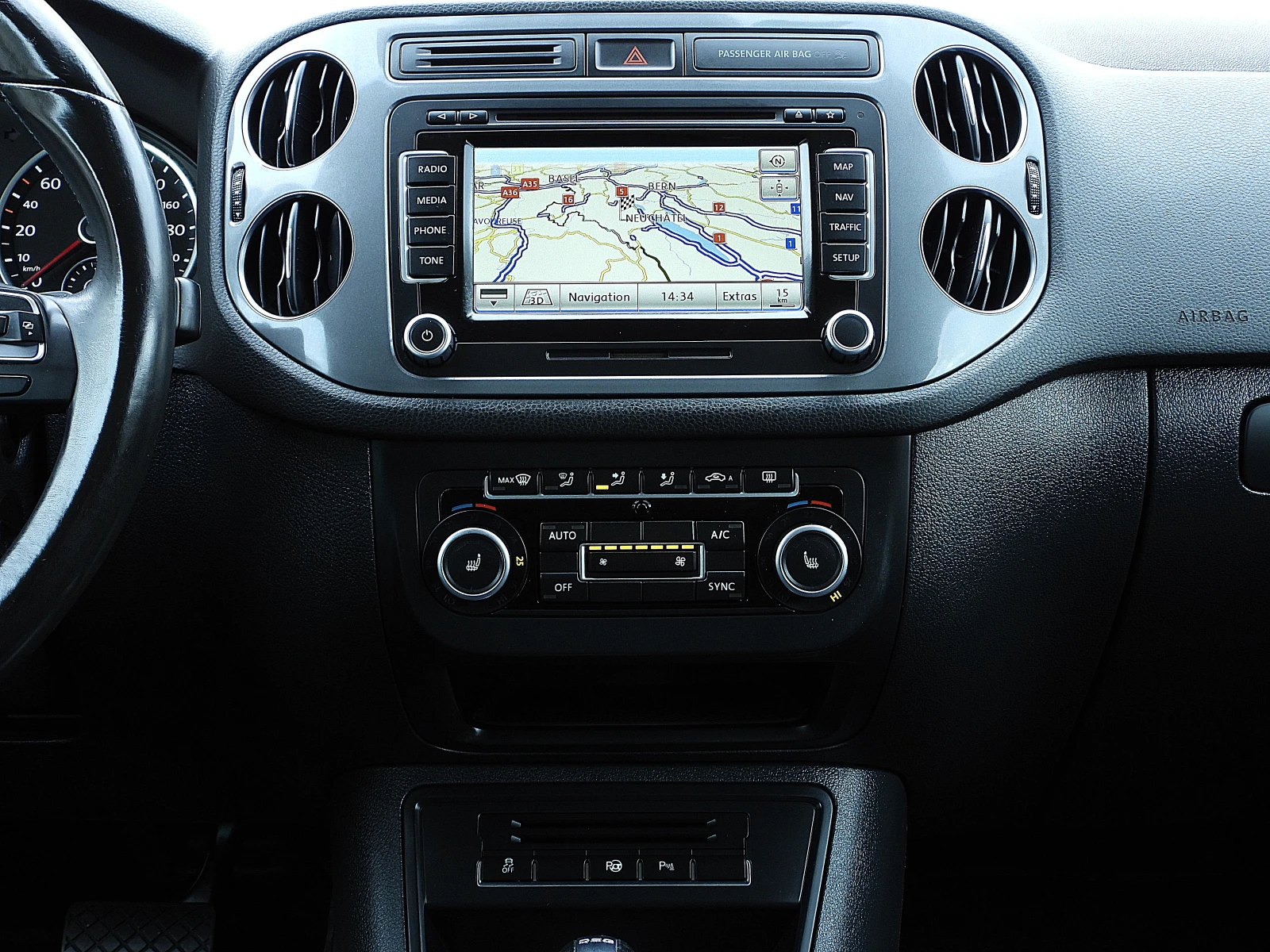 VW Tiguan 2.0ШВЕЙЦАРИЯ-САМОПАРКИРАНЕ/НАВИ/LANE ASSIST/LED, снимка 13 - Автомобили и джипове - 53892748