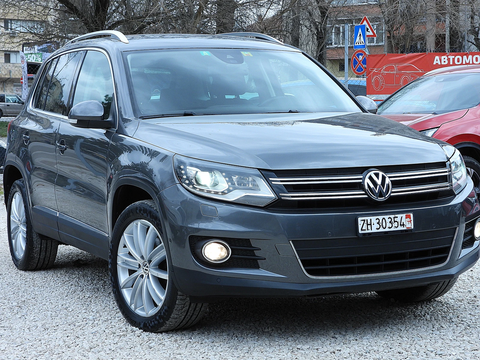 VW Tiguan 2.0ШВЕЙЦАРИЯ-САМОПАРКИРАНЕ/НАВИ/LANE ASSIST/LED, снимка 3 - Автомобили и джипове - 53892748