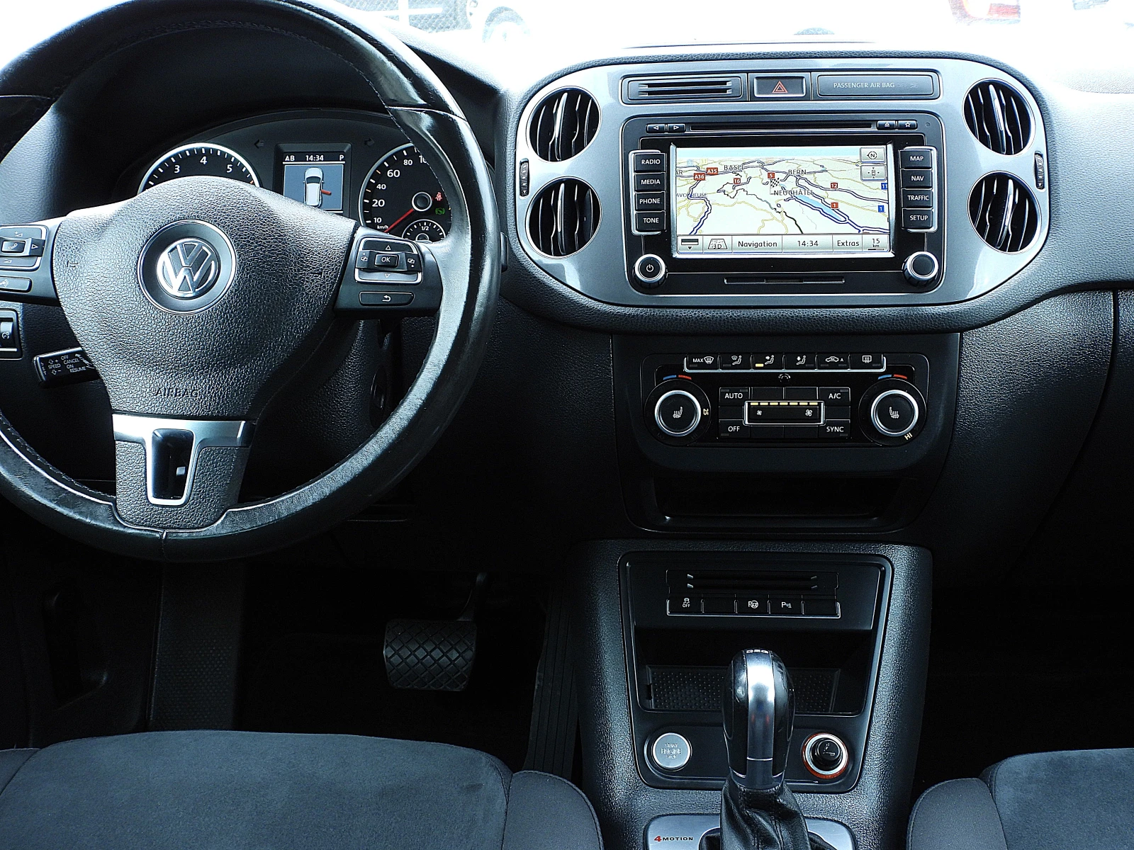 VW Tiguan 2.0ШВЕЙЦАРИЯ-САМОПАРКИРАНЕ/НАВИ/LANE ASSIST/LED, снимка 12 - Автомобили и джипове - 53892748